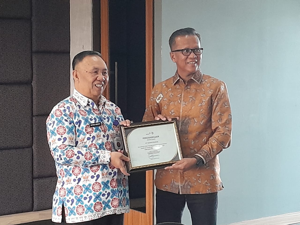 Deputi Bidang Keluarga Sejahtera dan Pemberdayaan Keluarga BKKBN Nopian Andusti serahkan penghargaan kepada Direktur Utama PT Semen Padang Indrieffouny Indra, Selasa (16/1/2024) di Jakarta.